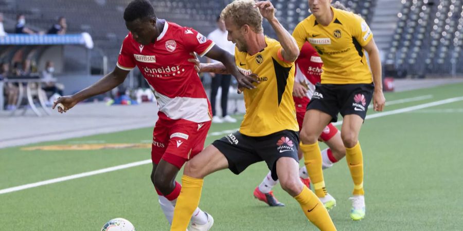 Hassane Bande und Fabian Lustenberger kämpfen um den Ball.