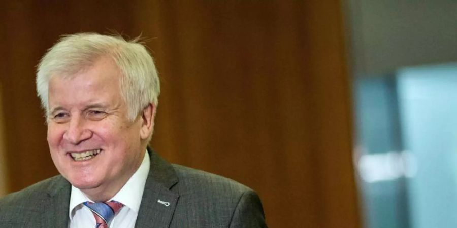 Grund zur Freude: Horst Seehofer wird Opa. Foto: Carsten Koall/dpa