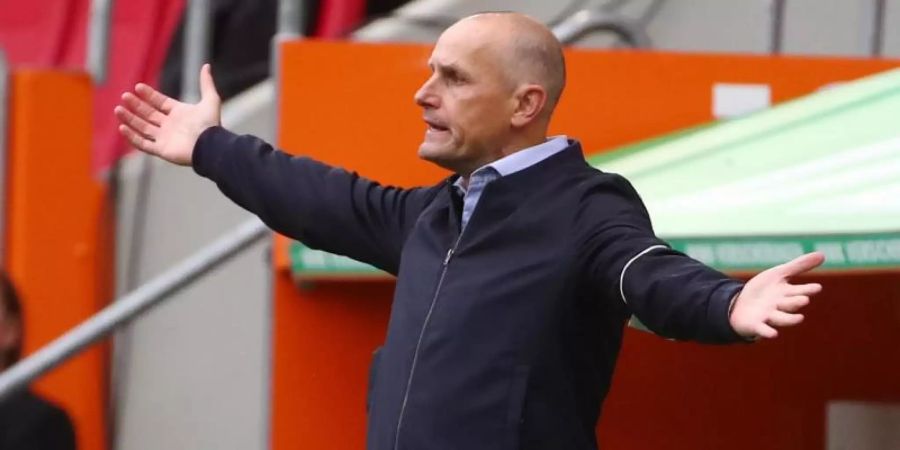 Trainer Heiko Herrlich gestikuliert an der Seitenlinie. Foto: Michael Dalder/Reuters-Pool/dpa
