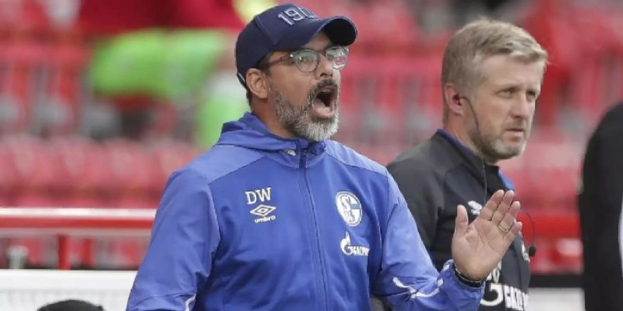 Konnte mit dem FC Schalke gegen Union Berlin nicht überzeugen: Trainer David Wagner gibt Anweisungen während des Spiels. Foto: Michael Sohn/AP POOL/dpa