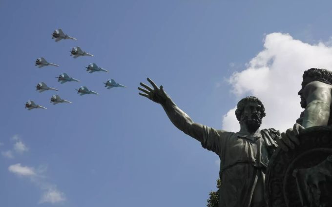Russische Kampfflugzeuge nehmen an der Militärparade teil. Russland
