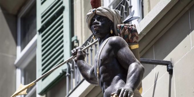Vor der Fassade der Zunft «zum Mohren» steht eine Statue einer dunkelhäutigen Person. Zunft «zum Mohren»