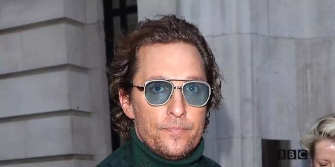 Matthew McConaughey zollt dem verstorbenen Regisseur Joel Schumacher Tribut. Matthew McConaughey