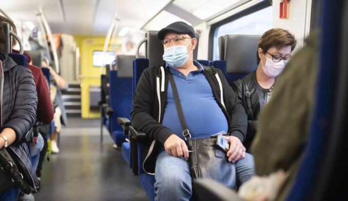 Trotz dringender Empfehlung tragen die meisten Passagiere im öffentlichen Verkehr nach wie vor keine Schutzmaske. Coronavirus Schutzmaske öffentlicher Verkehr