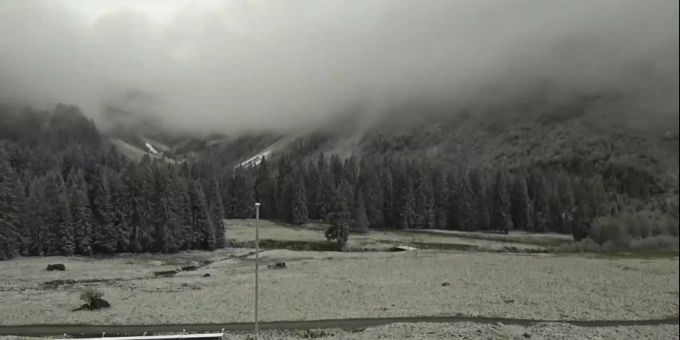 In Davos Garfun auf 1300 Meter reichte es am Dienstagmorgen für eine dünne Schneeschicht. Wetter