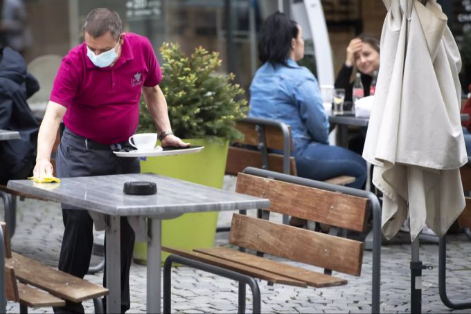 Unter strengen Auflagen dürfen Restaurants und Bars wieder öffnen - bis Mitternacht. Danach ist Schluss mit lustig. Restaurants