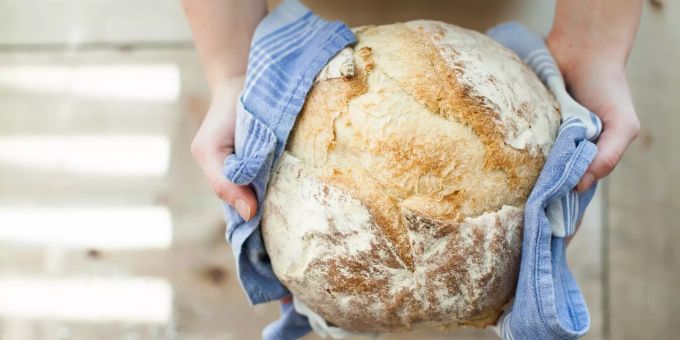 Ein Brot wird zum Spenden angeboten. Brot spenden
