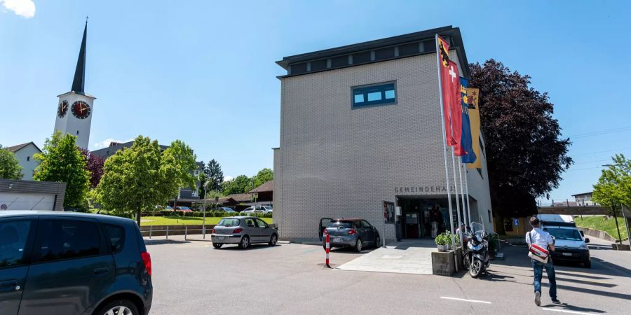 Gemeindehaus Konolfingen mit reformierter Kirche (l).