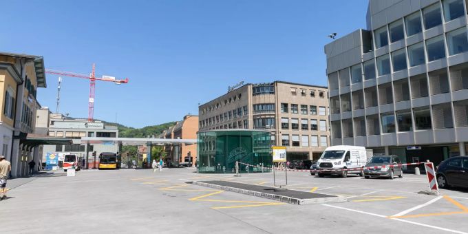 Der Bahnhofplatz in Baden. Baden