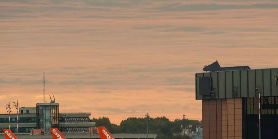 Easyjet will künftig seinen CO2-Ausstoss vollständig kompensieren. Foto: Christophe Gateau/dpa