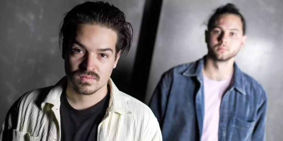 Clemens Rehbein (l) und Philipp Dausch haben als Milky Chance eine unglaubliche Karriere hingelegt. Foto: Britta Pedersen/zb/dpa