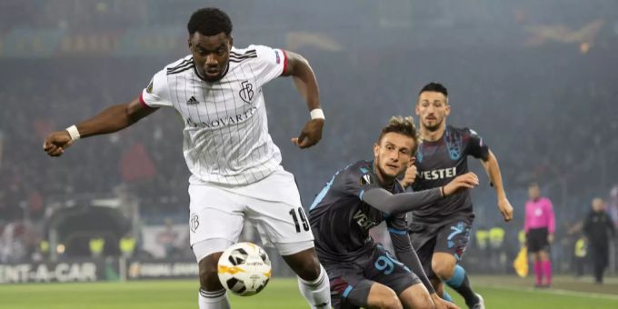 Afimico Pululu (FCB) entwischt seinen Verfolgern von Trabzonspor. Afimico Pululu FCB