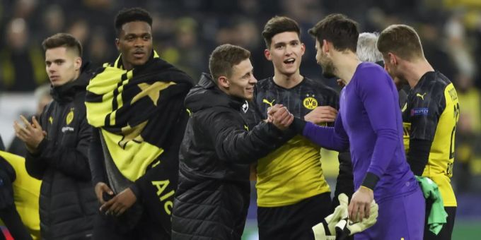 Die Spieler des BVB wissen, bei wem sie sich nach der Partie bedanken müssen. BVB