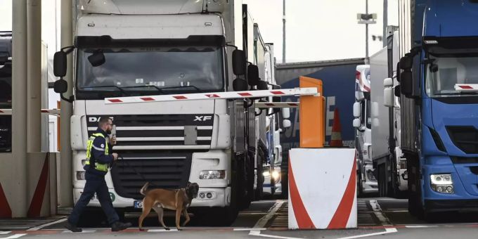 Darunter auch Kinder - Acht Afghanen aus Kühl-LKW in Calais (F) befreit