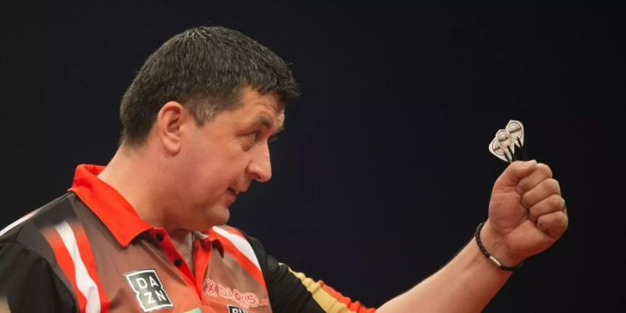 Nächster ausgeschiedener Topspieler bei der Darts-EM in Göttingen: Mensur Suljovic aus Österreich. Foto: Friso Gentsch/dpa