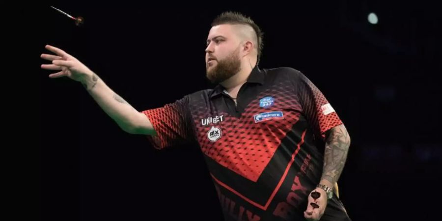 Der englische Dartprofi Michael Smith hat das Viertelfinale bei der Darts-EM in Göttingen erreicht. Foto: Jörg Carstensen/dpa