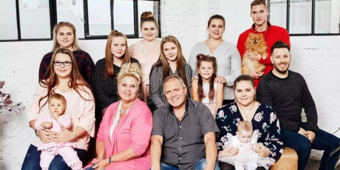 Silvia Wollny mit ihrer Familie bei ihrer Sendung «Die Wollnys - Eine schrecklich grosse Familie». Foto: Per Florian Appelgren/RTLZWEI/dpa silvia wollny