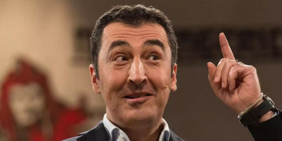Cem Ödzemir, Bundesvorsitzender von Bündnis 90/Die Grünen, spricht 2015 vor dem Narrengericht als Verteidiger des damaligen Kanzleramtschefs Altmaier (CDU). Foto: Patrick Seeger/dpa
