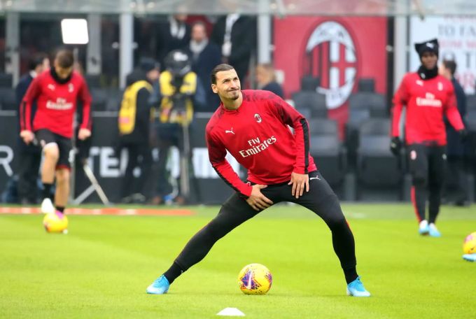 Zlatan Ibrahimovic beim Aufwärmen vor seinem Comeback-Spiel in der Serie A. Zlatan Ibrahimovic