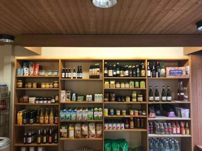Damit den Kunden nichts fehlt, gibt es auch einige Produkte aus dem Grosshandel.