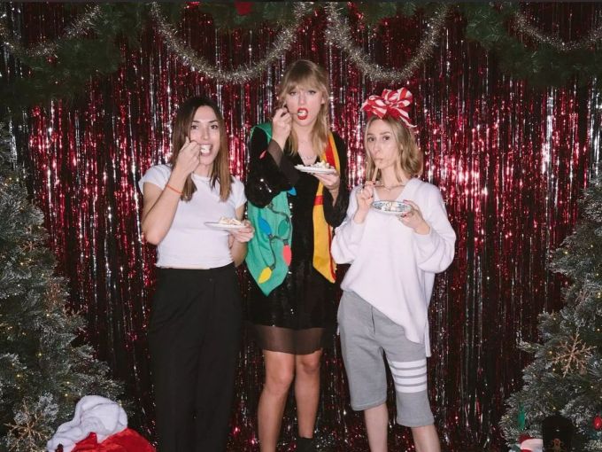 Taylor Swift (mitte) feiert ihren 30. Geburtstag. taylor swift