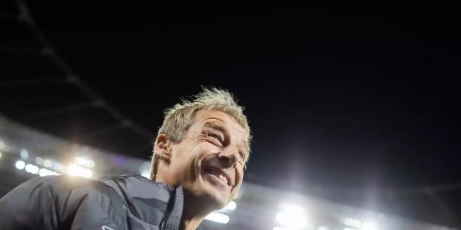 Wollte ein Hertha-Interesse an Mario Götze nicht dementieren: Hertha-Coach Jürgen Klinsmann. Foto: Rolf Vennenbernd/dpa