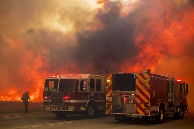 Die Feuerwehr im Einsatz im Norden von Los Angeles. feuerwehr