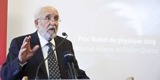 Der Schweizer Astrophysiker Michel Mayor, Nobelpreis 2019 für Physik, spricht während einer Pressekonferenz an der Universität Genf. Michel Mayor