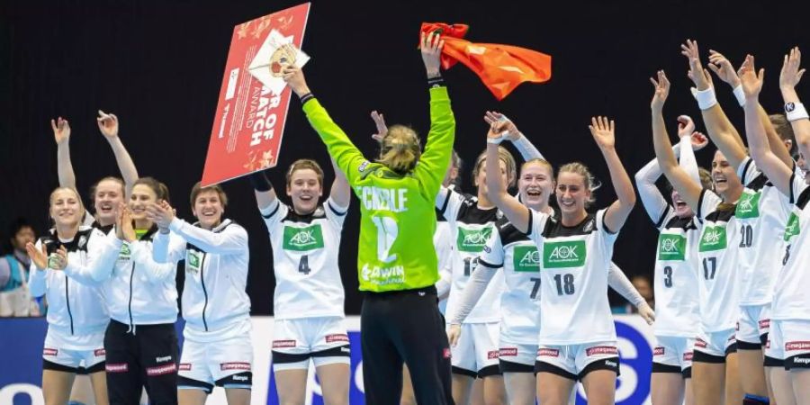 DHB-Torhüterin Dinah Eckerle (M) wurde als beste Spielerin des Spiels ausgezeichnet. Foto: Marco Wolf/dpa