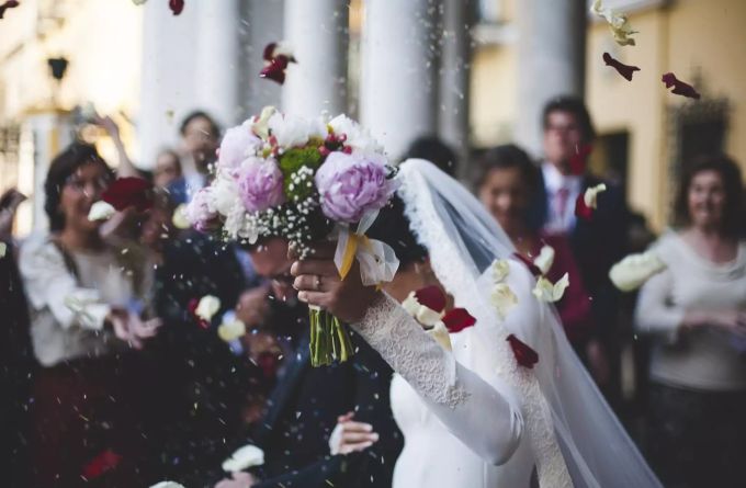 Sowohl Männer wie auch Frauen heiraten durchschnittlich sechs Jahre später als noch 1970. (Symbolbild) hochzeit heiraten