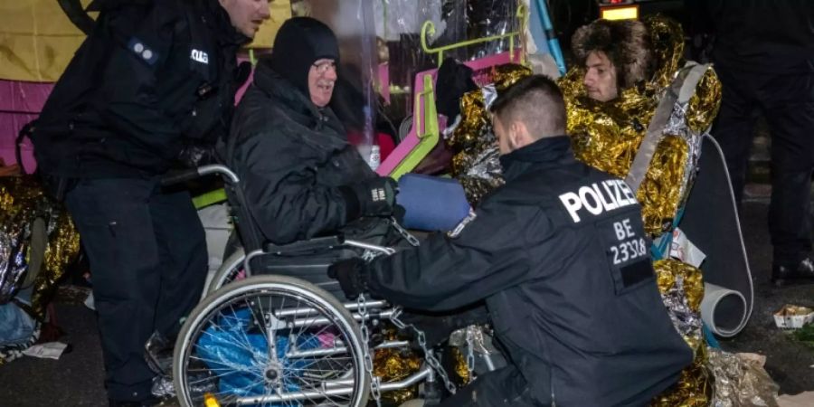 Polizisten und Demonstranten am Potsdamer Platz