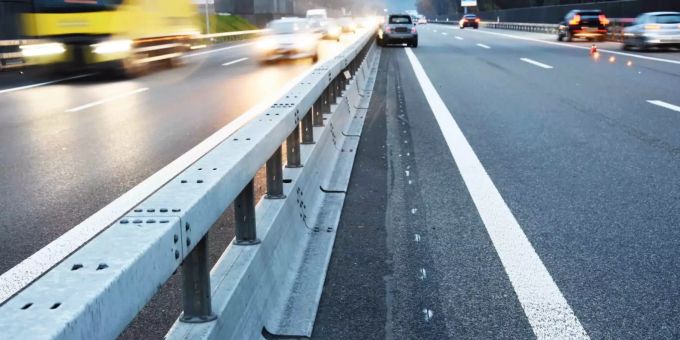 Nationalrat Karl Vogler (CSP/OW) forderte mit einem Postulat stärkere Massnahmen gegen den dröhnenden Auspuff. . Unfall Autobahn