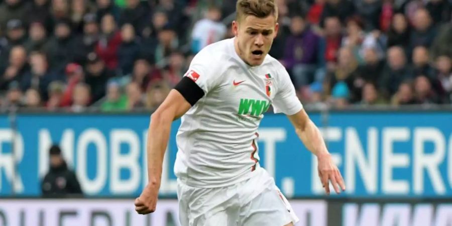 Für Augsburgs Alfred Finnbogason ist die Hinrunde vorzeitig beendet. Foto: Stefan Puchner/dpa