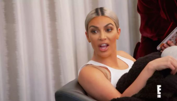 Kim Kardashian sagt über Kourtney, diese sei nicht interessant anzuschauen. Kim Kardahian