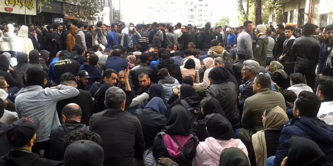 Iraner nehmen an einer Demonstration teil, nachdem die Behörden die Benzinpreise erhöht haben. iran demo proteste