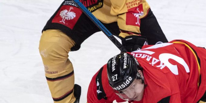 Bild mit Symbolcharakter: SC Bern (in Person von Marc Kämpf) gegen Lulea Hockey am Boden SC Bern