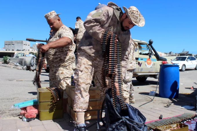Militante, angeblich von der Misrata-Miliz, bereiten ihre Waffen und Munition vor, bevor sie sich an die Front begeben, um gemeinsam die Hauptstadt in Libyen gegen die Truppen von Chalifa Haftar zu verteidigen. chalifa haftar