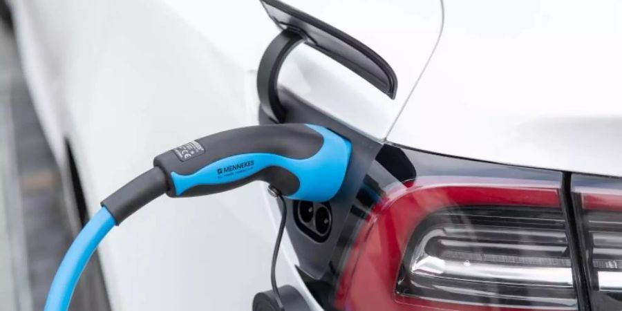 Eine flächendeckende Ladeinfrastruktur im öffentlichen und privaten Bereich gilt als zentrale Voraussetzung dafür, dass E-Autos den Durchbruch auf dem Massenmarkt schaffen. Foto: Friso Gentsch/dpa