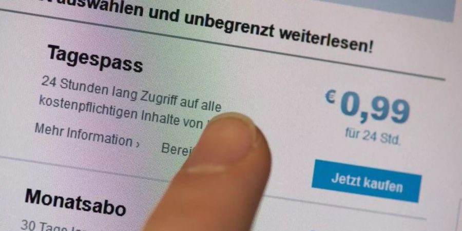 Immer öfter führen Zeitungen in ihren Applikationen oder im Internet Bezahlschranken ein. Foto: Lukas Schulze/dpa