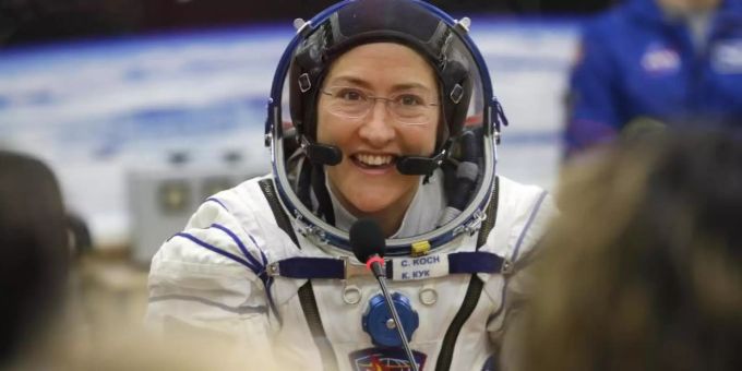 US-Astronautin Christina Koch vor dem Start ihres Raumflugs zur ISS im März letzten Jahres. weltall
