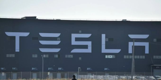 Die Tesla-Gigafactory in Shanghai. tesla model 3
