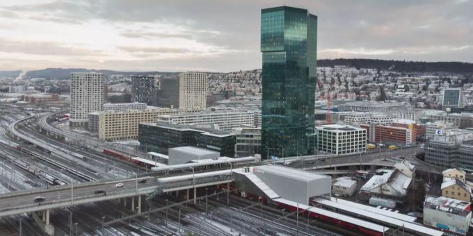 Bahnhof Zurich Hardbrucke Mann Sturzt Zwischen Perron Und Zug