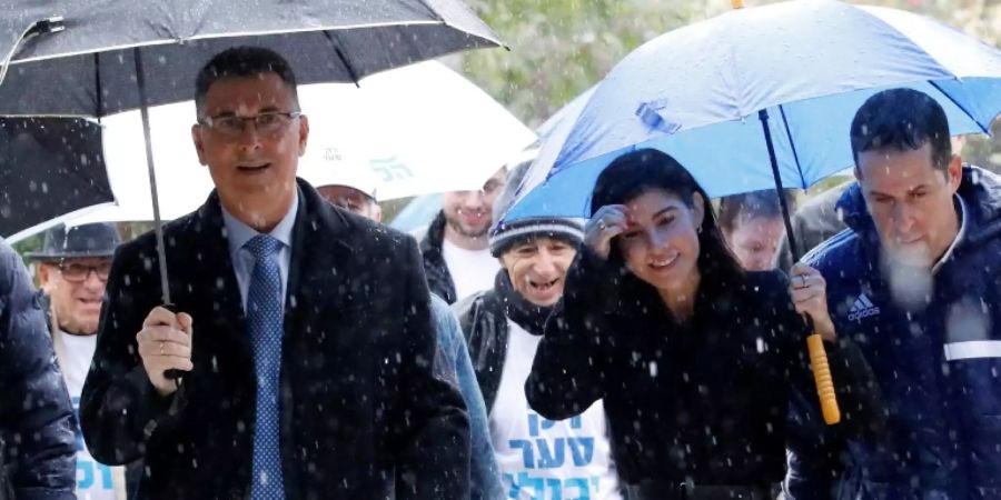 Gideon Saar mit seiner Frau Geula Even auf dem Weg zur Stimmabgabe