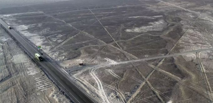 Die Nasca-Linien werden teilweise auch zerstört: Hier fuhr ein LKW-Fahrer in die Schutzzone, um eine Mautgebühr zu umgehen. Nasca Linien Peru