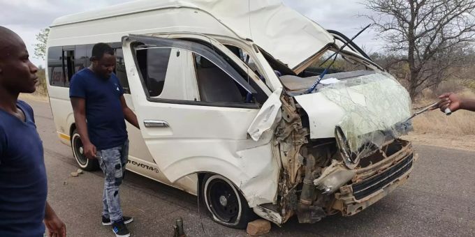 Der Unfallwagen des Schweizers. Unfall Giraffe schweizer