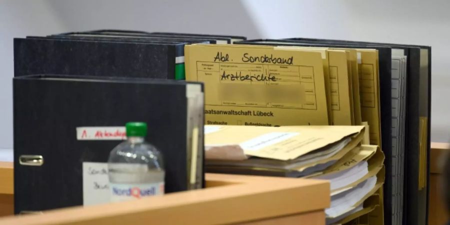 Aktenordner im Verhandlungssaal