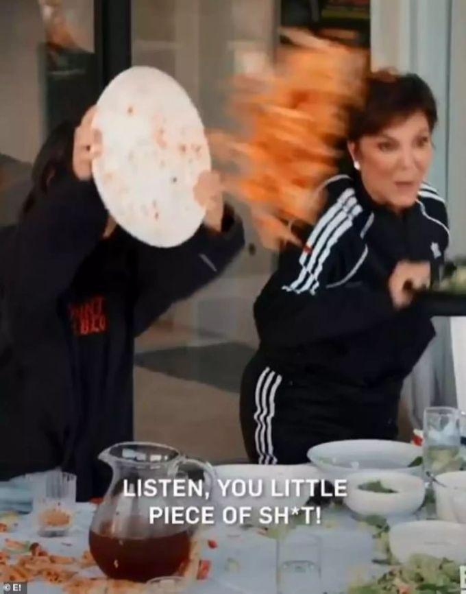 Die Kardashians schmeissen das Essen quer über den Tisch. kim kardashian