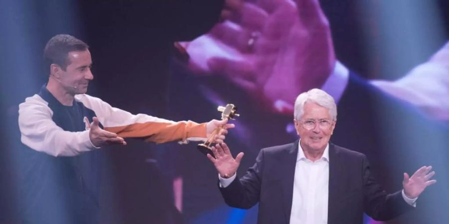 Bester Newcomer? Moderator Frank Elstner (r.), immerhin schon 77 Jahre alt, bekommt von Kai Pflaume den YouTube Goldene Kamera Digital Award in der Kategorie «Bester Newcomer». Foto: Jörg Carstensen