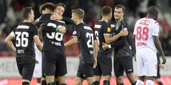 Die Spieler des FC St.Gallen feiern nach dem 2:1-Sieg gegen Sion. FC St. Gallen