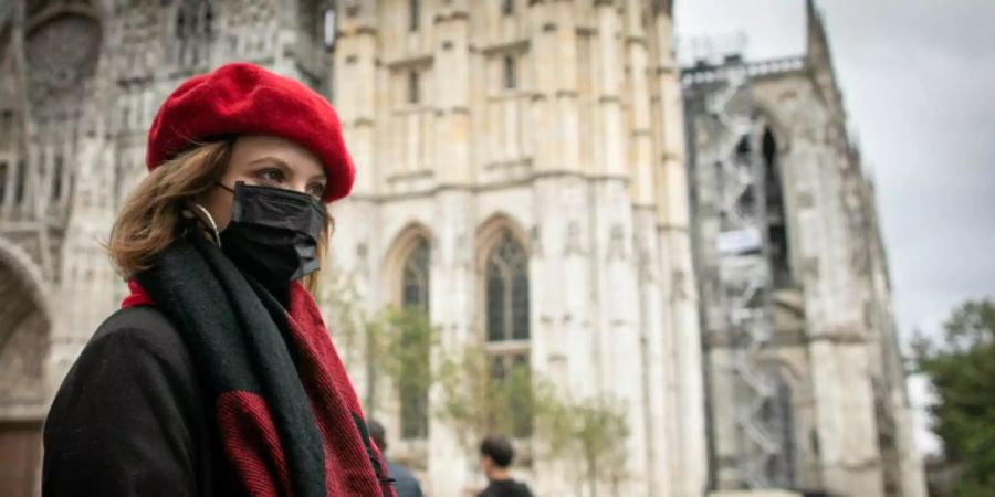 Menschen waren mit Gesichtsmasken in der Stadt unterwegs